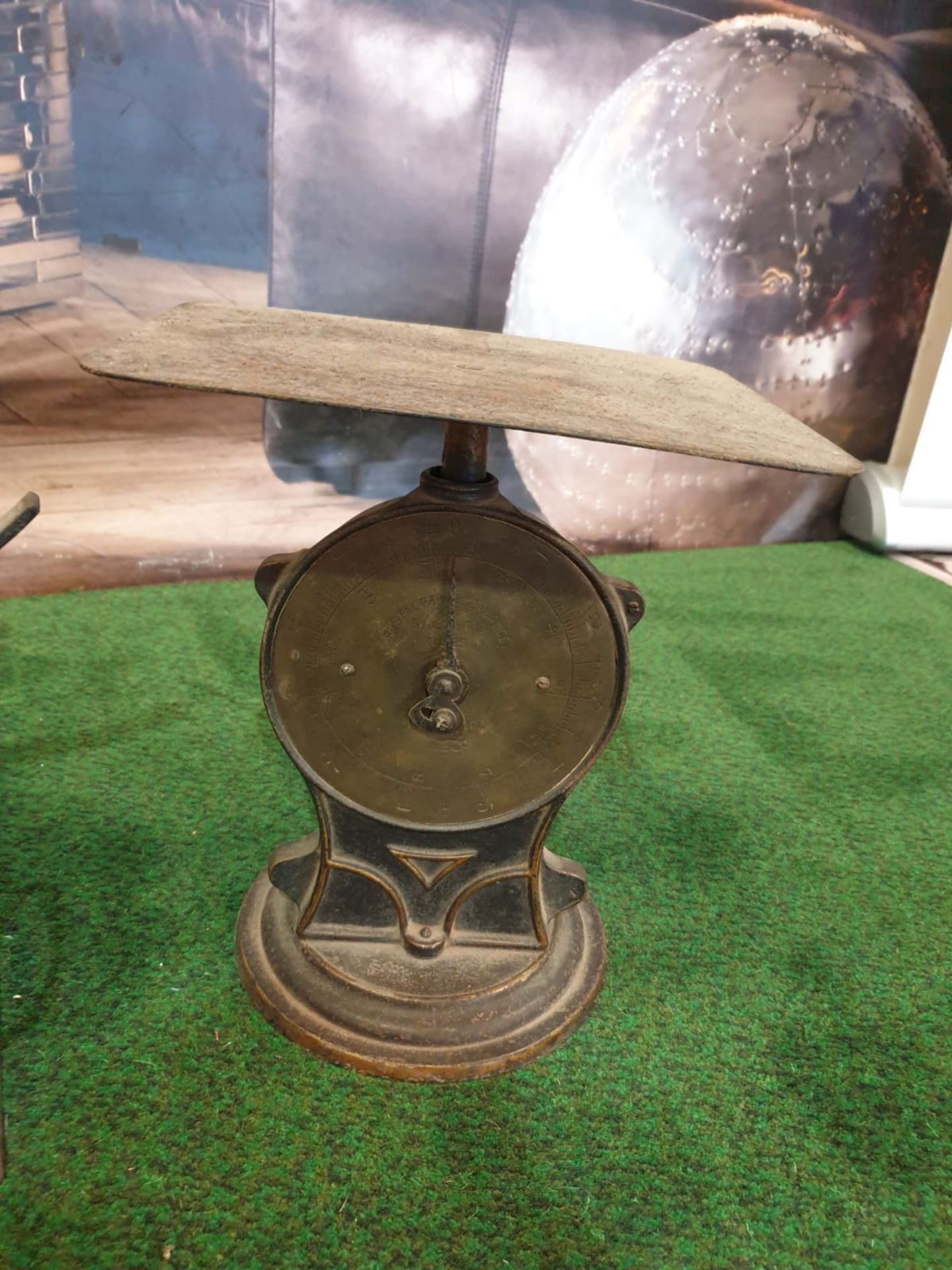 3 x various vintage scales 1 x Brass on wood with weights 1 x Black cast iron with some weights 1 - Image 4 of 5