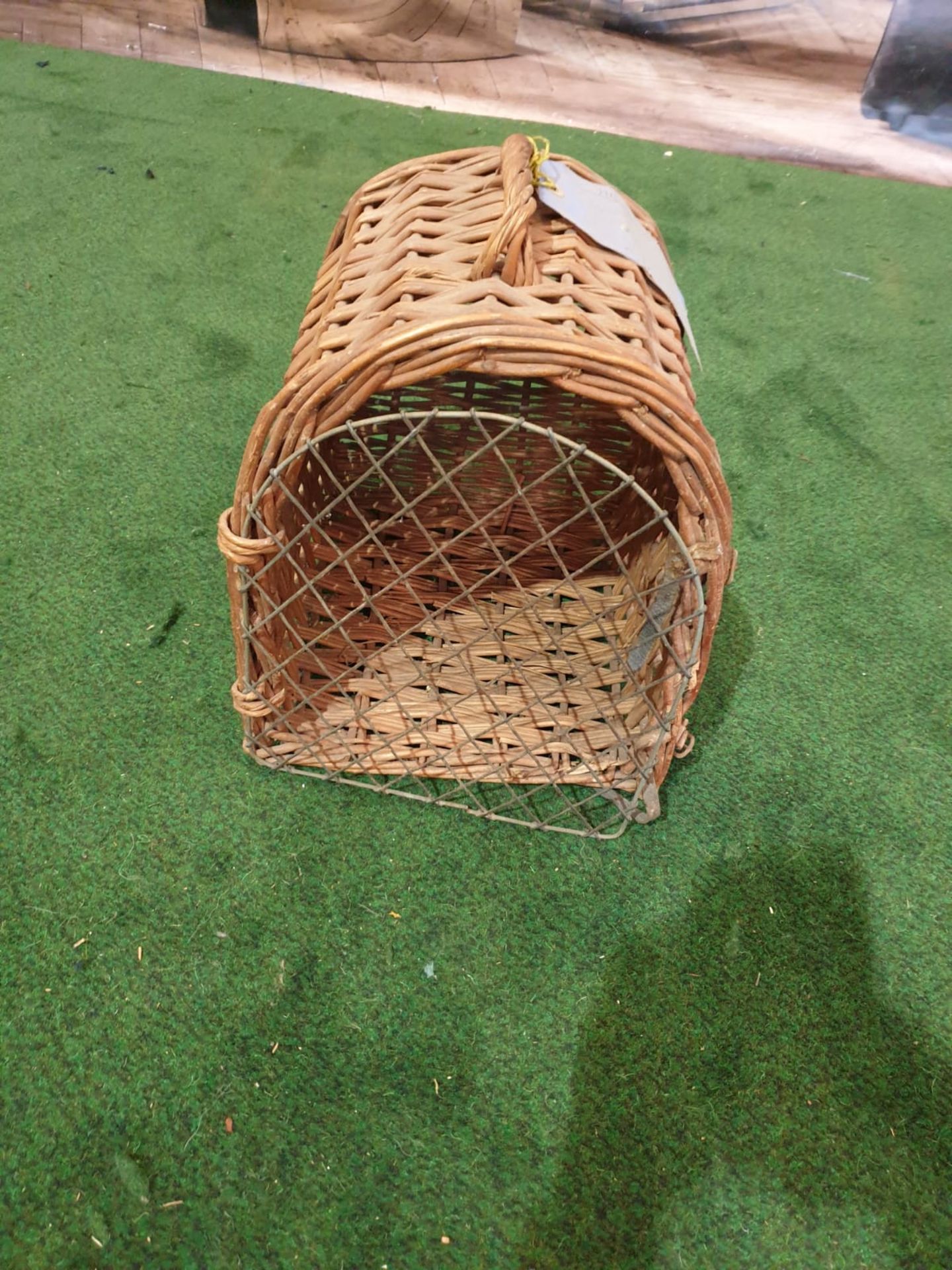 A vintage wicker small pet carrier with paper tag stating â€œEarl of Onslowâ€ - Bild 2 aus 3