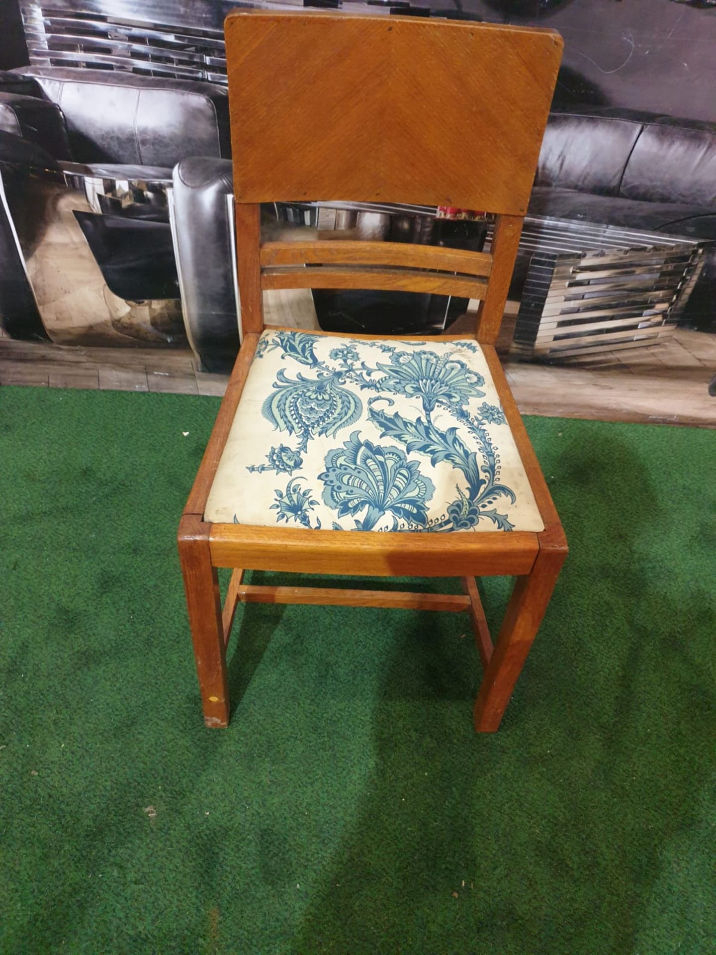 An English oak Art Deco single chair. The mirror veneered back above a drop in fabric covered - Bild 2 aus 4