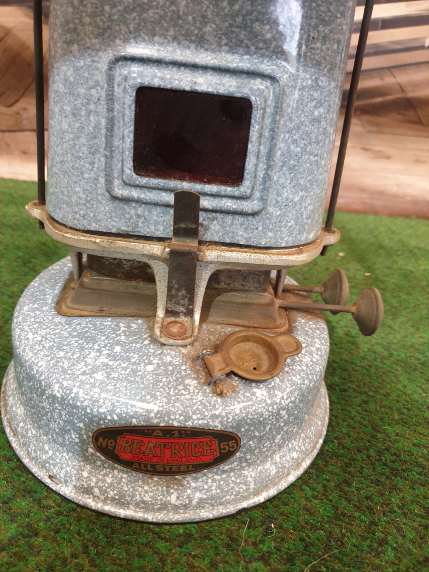 A Beatrice No.55 oil travel stove enamel cooker, paraffin driven, with circular tank at base, and - Bild 3 aus 4