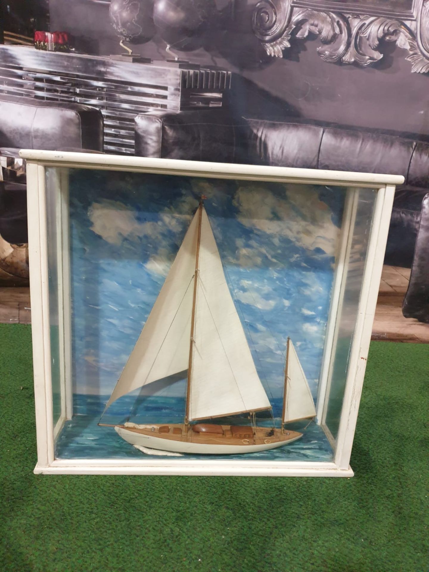 A scratch built model of a sailing yacht in a glass and painted wooden case. A scratch built model - Bild 3 aus 3