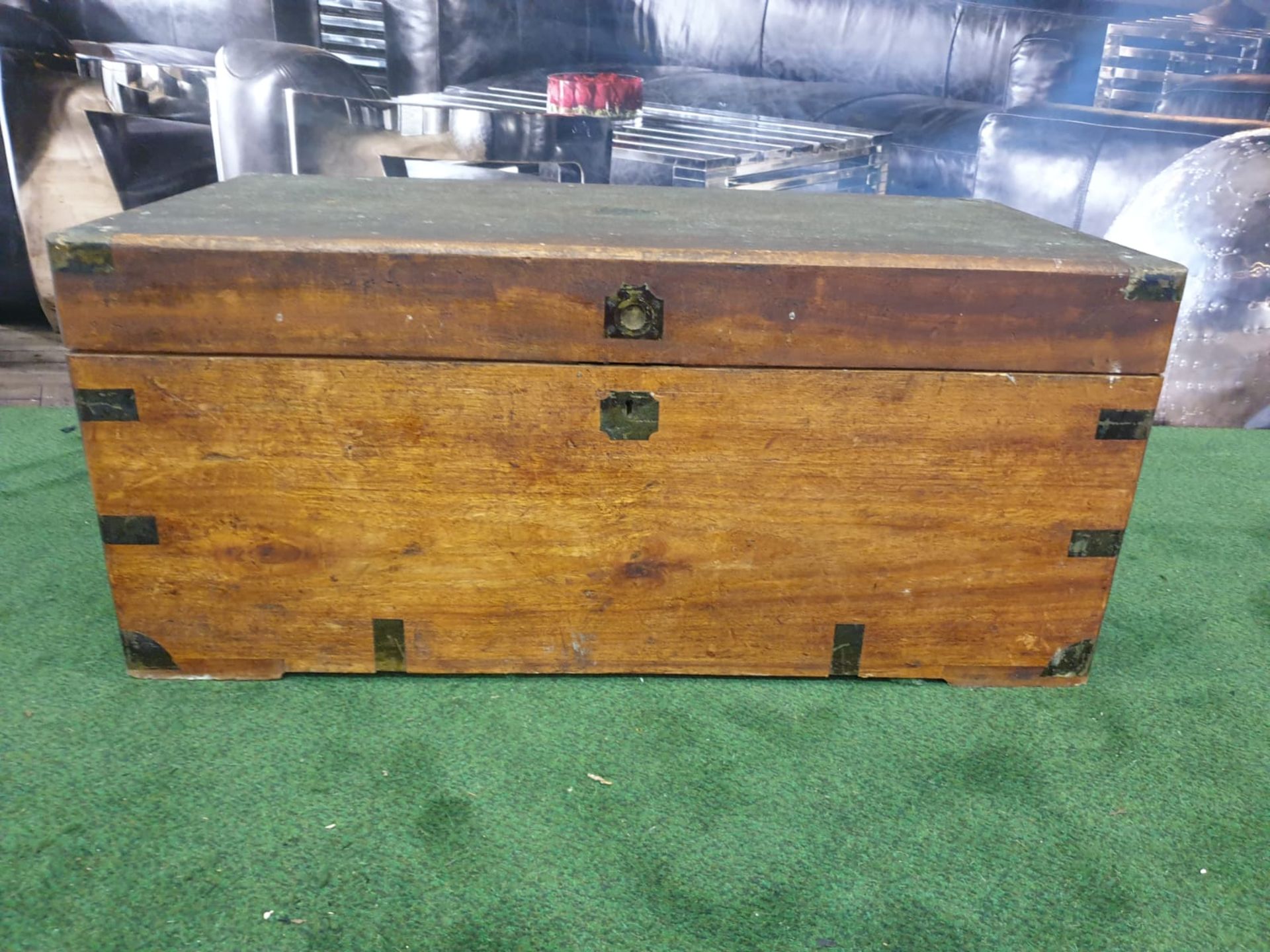 Oak Coffer or Travel Chest This mid-sized English oak coffer trunk is a pleasingly styled example - Bild 3 aus 4