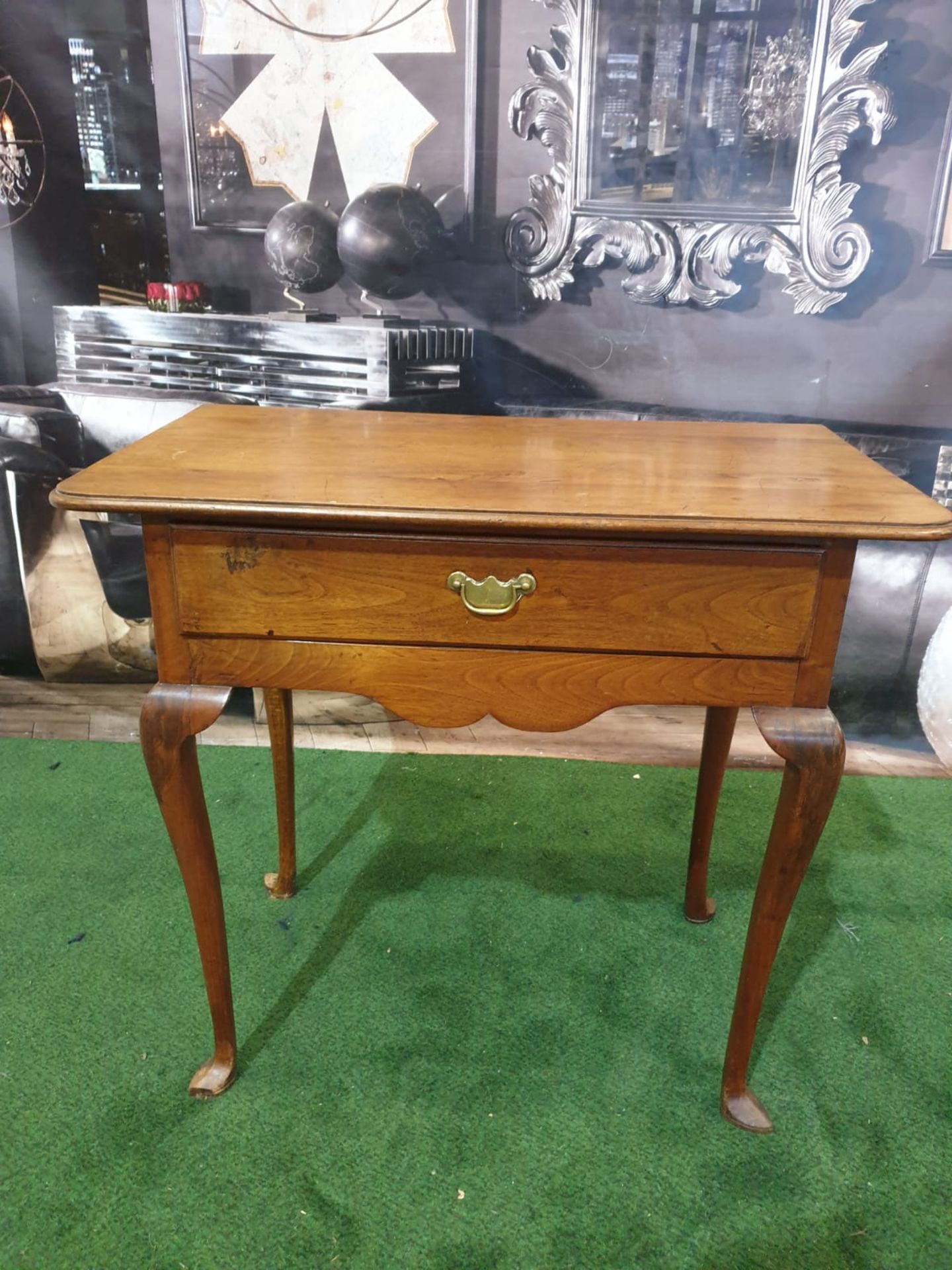 Georgian walnut single drawer side table The table has a single oak lined drawer that has a cock