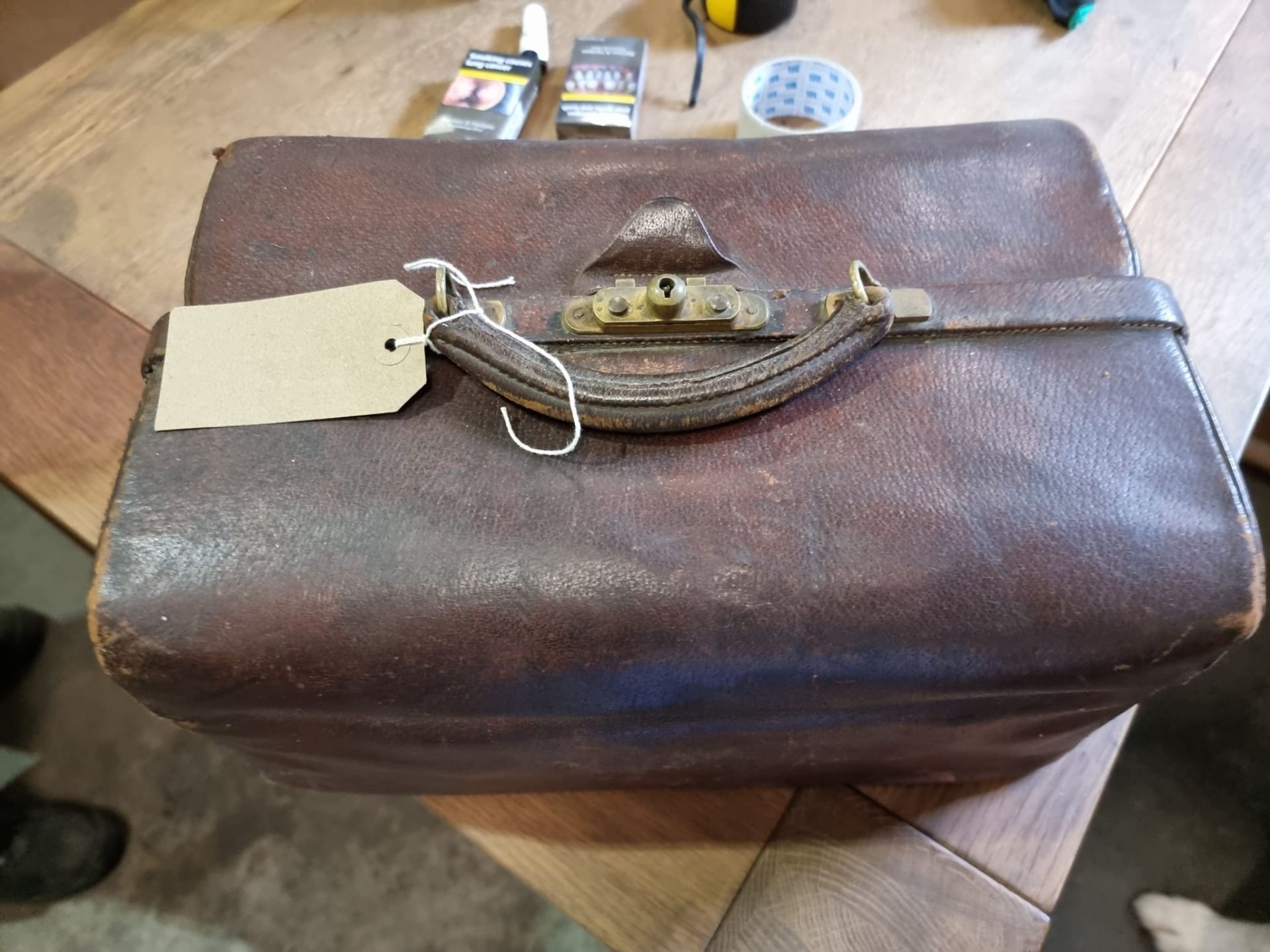 Travelling case Leather travelling vanity case fitted with silver lidded glass bottles and jars - Image 8 of 10