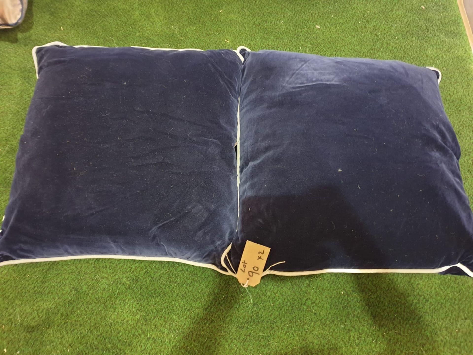 A Set Of 2 X Cushions Navy Velvet With Piping 60cm (ST90) - Bild 2 aus 2