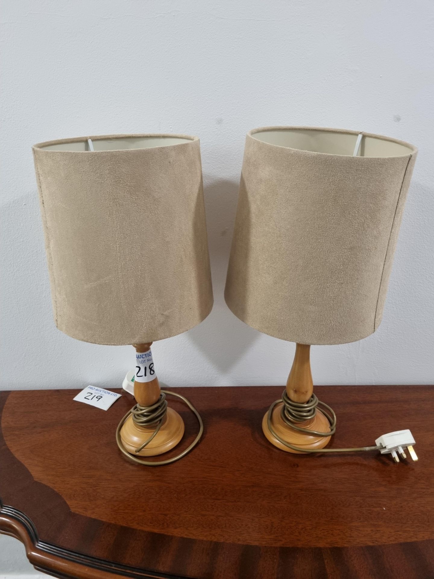 2 X Wooden Candle Stick Table Lamps With Beige Shades H 470mm - Bild 2 aus 2