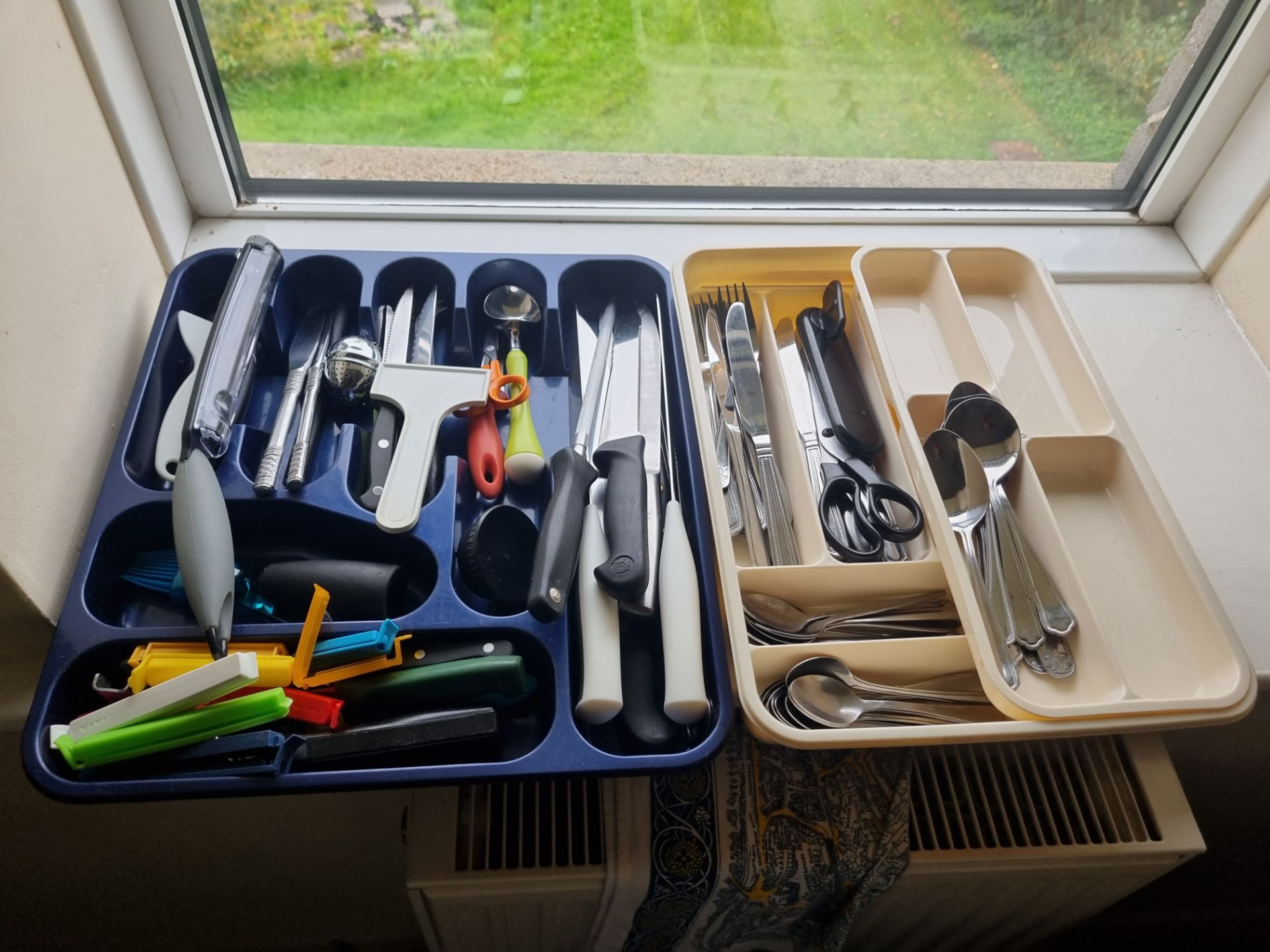 A Large Quantity Of Kitchen Utensils Baking Trays Chopping Boards Styick Blender Hand Mi X Er And - Bild 4 aus 5