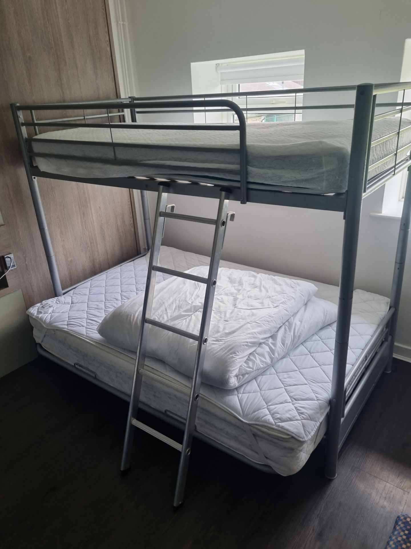 A Family Triple Bunk Bed In Silver With Double At Bottom And Single On Top W 1350mm L 1900mm H - Bild 2 aus 2