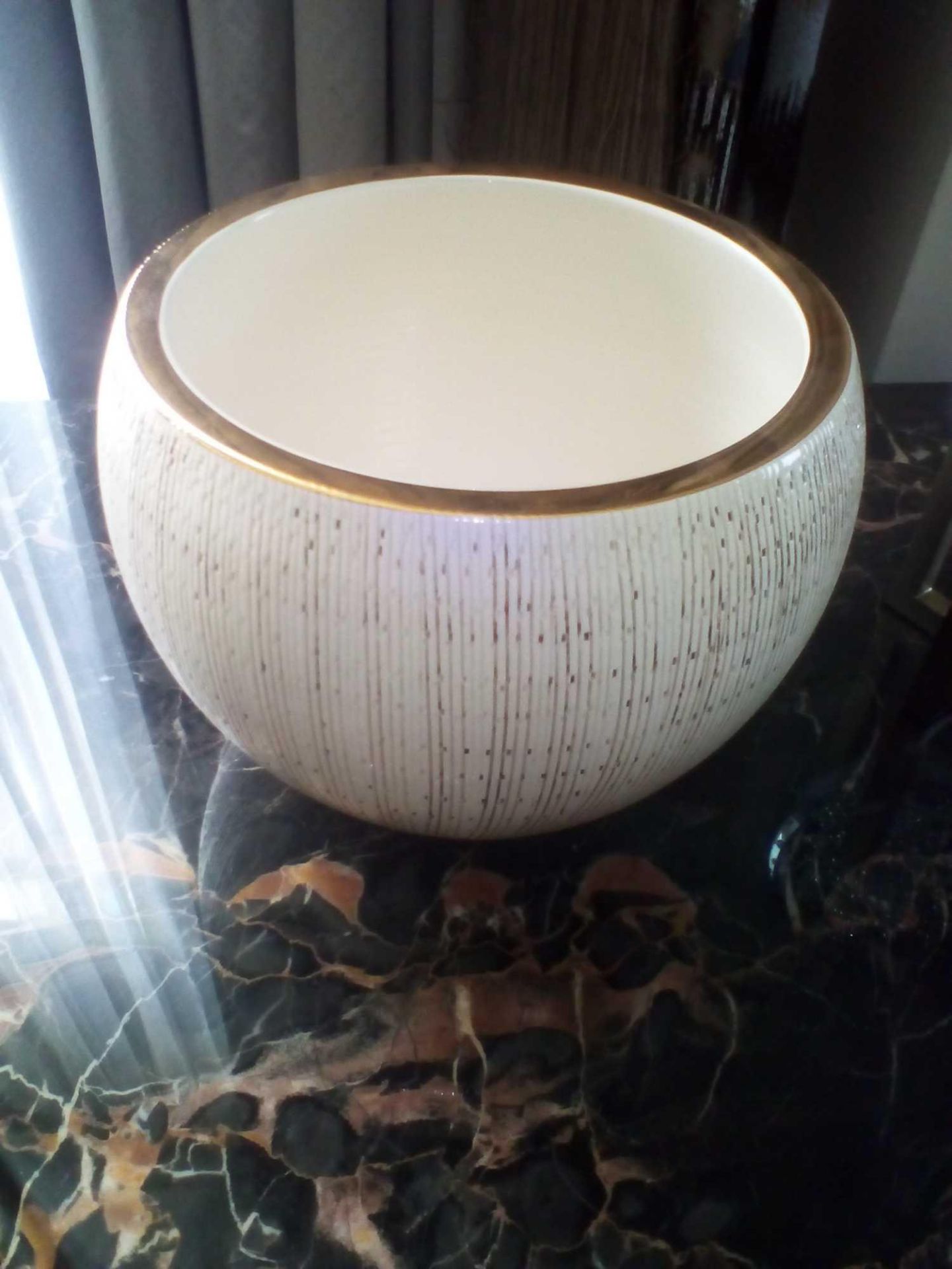 Aerin AMELIE LARGE CACHEPOT Ceramic With 18k Gold Rim Dimensions: 9.5 x 9.5 x 6.8 (Room 102)