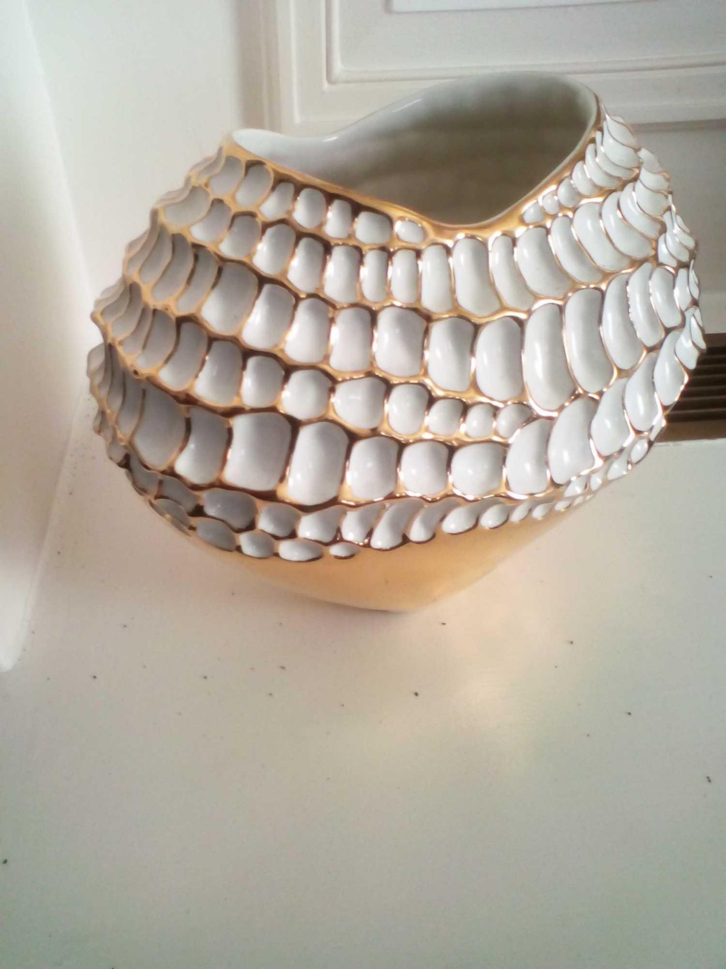 Gold And White Sporos Vase Fos Ceramiche Elliptical Shape And Textured Surface Glazed Porcelain Is - Bild 2 aus 2