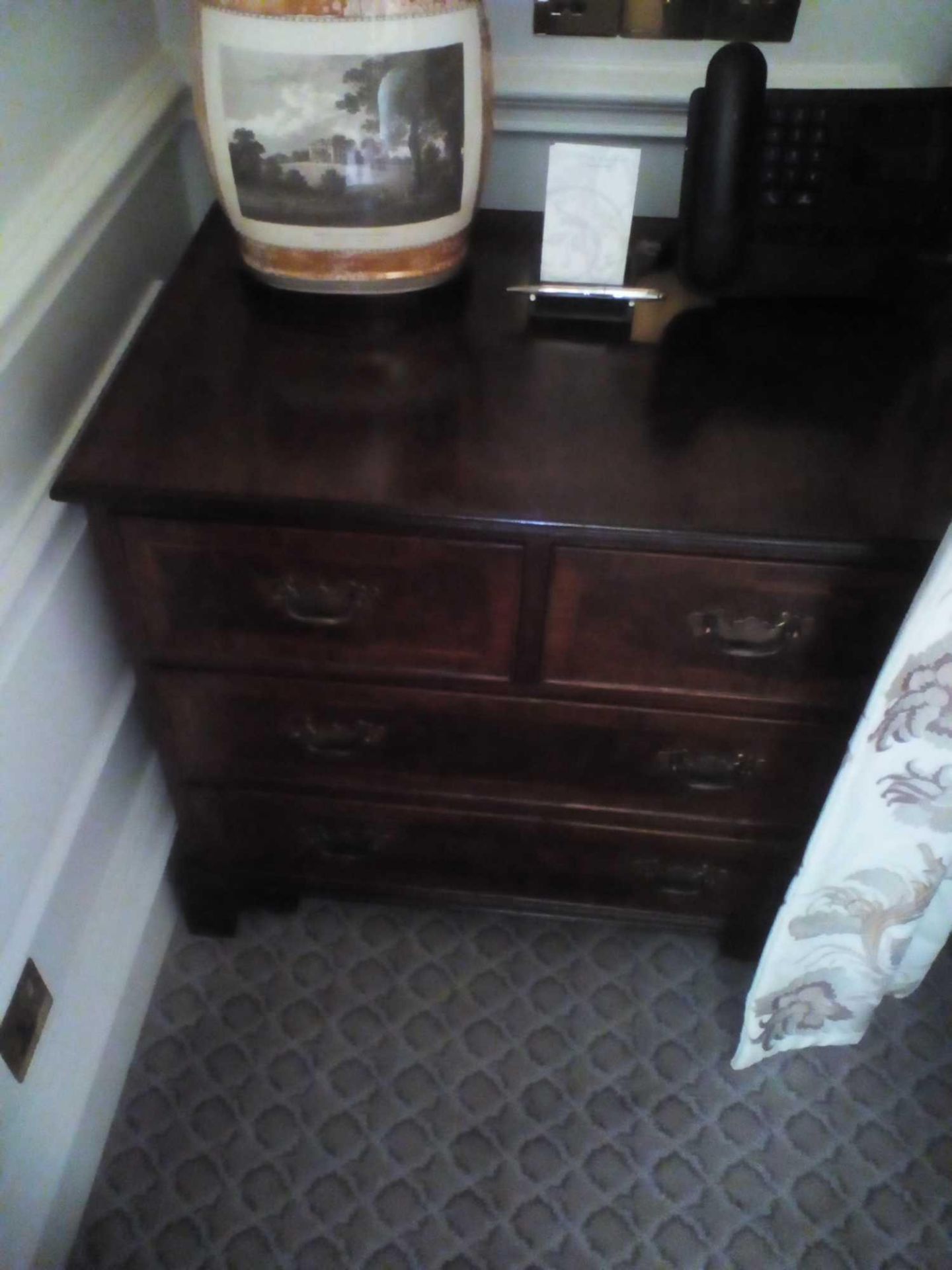 A Pair Four Drawer Mirrored Top Commode Chests Raised By Four Block Feet With A Square Carved - Bild 2 aus 2