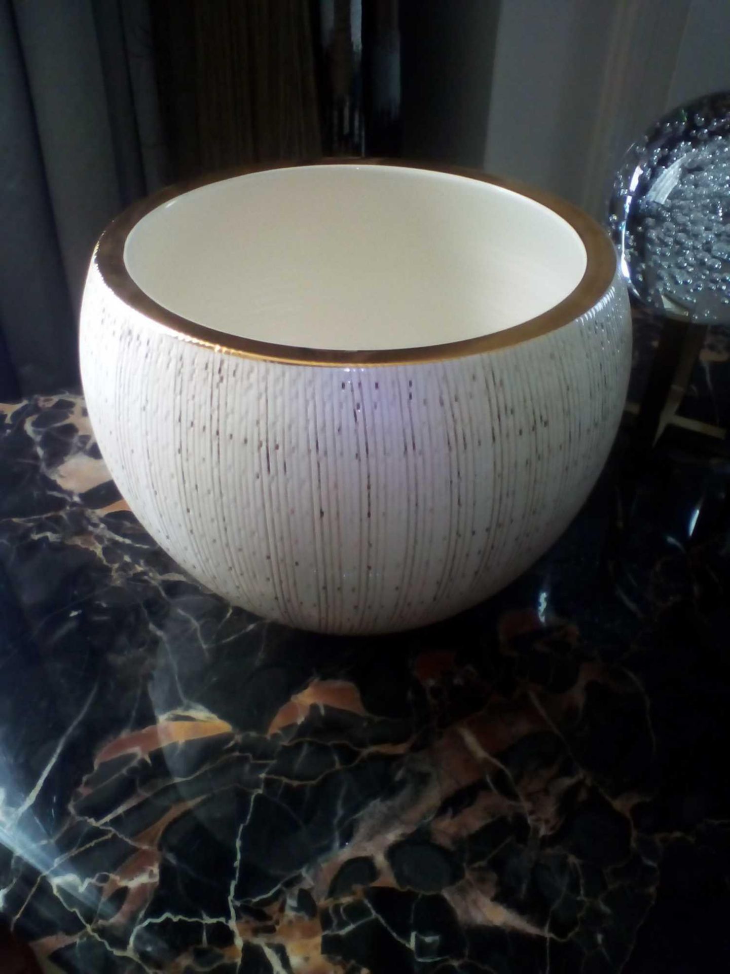 Aerin AMELIE LARGE CACHEPOT Ceramic With 18k Gold Rim Dimensions: 9.5 x 9.5 x 6.8 (Room 102) - Bild 2 aus 2