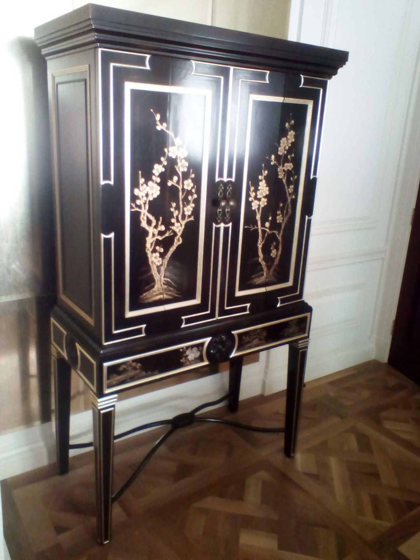 English Georgian Style Black Lacquered Chinoiserie Gilded Cocktail Cabinet Martini Bar Bifold Two