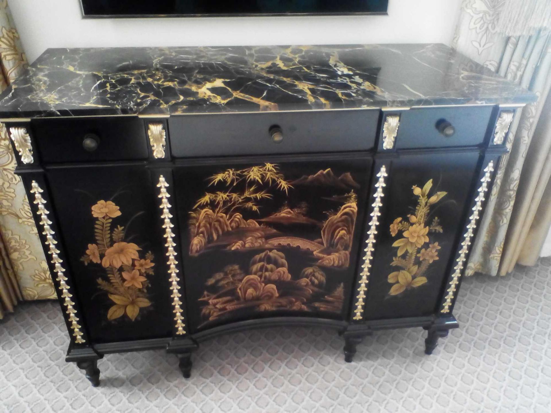 Black Lacquer Hand Decorated Chinoiserie Serpentine Commode By Restall Brown And Clennell The Six - Bild 2 aus 3