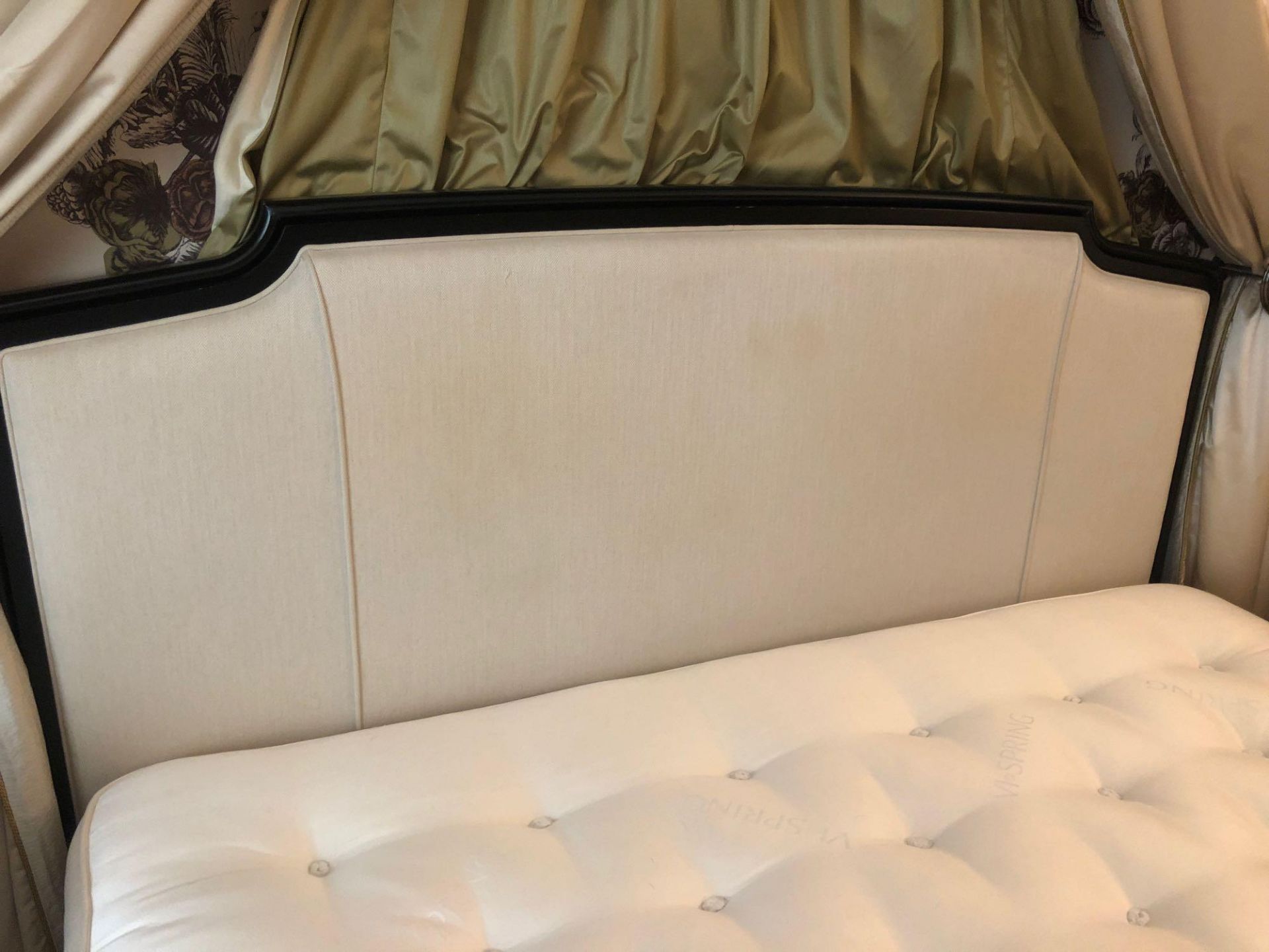 Headboard, Handcrafted With Nail Trim And Padded Textured Woven Upholstery Complete With Coronet - Bild 2 aus 4