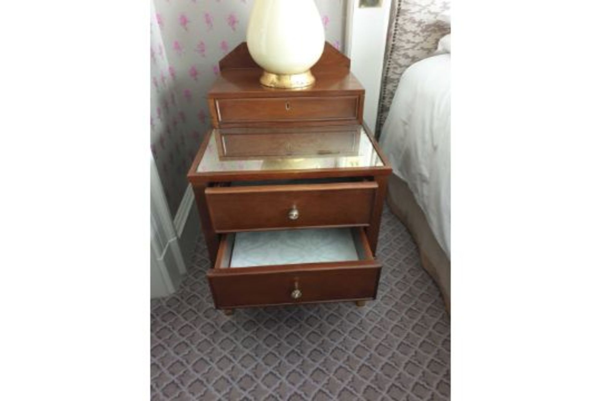 A Pair Of Two Tier Bedside Nightstands With Antiqued Plate Top With Storage Compartments Mounted - Bild 2 aus 3