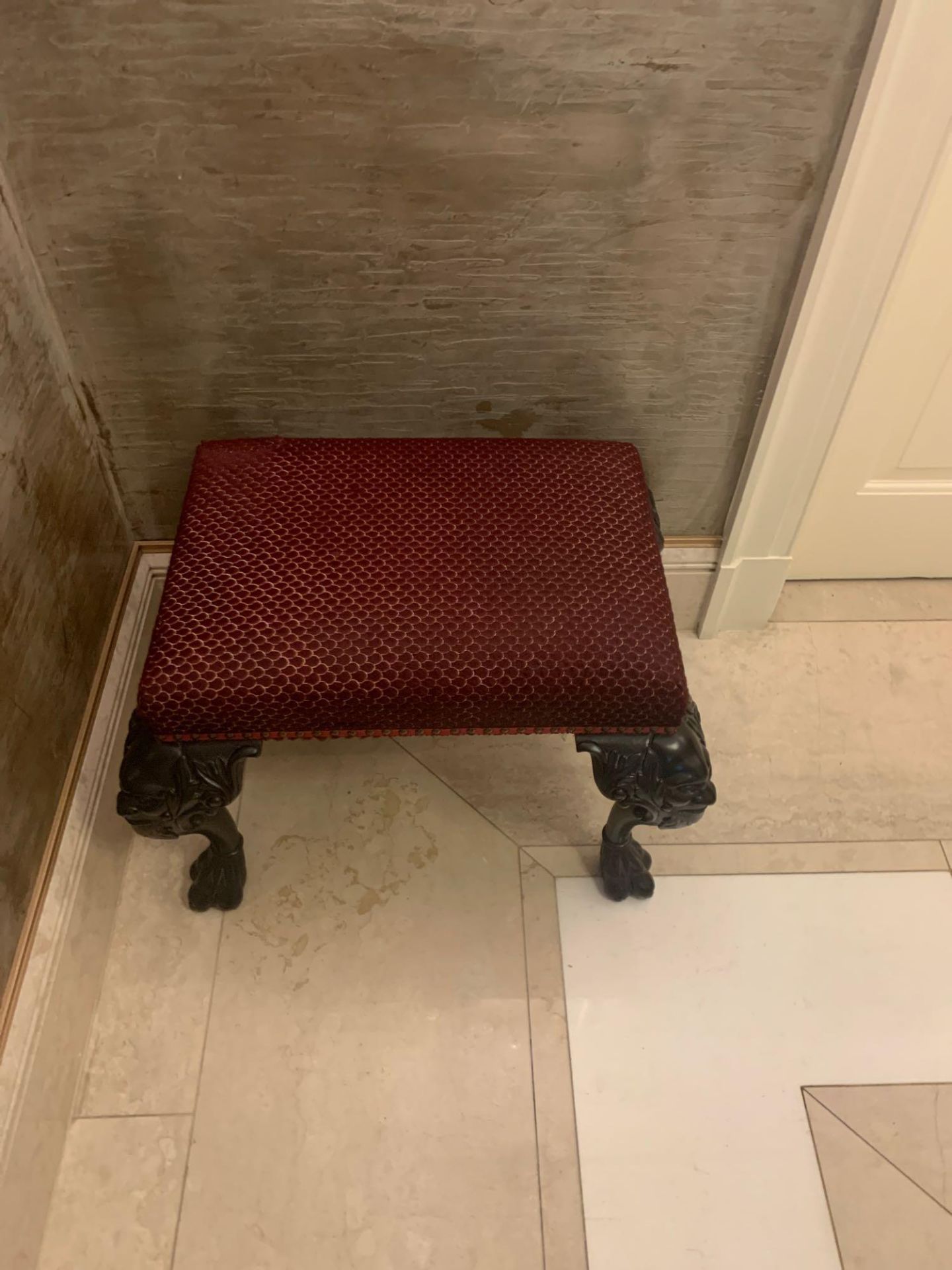 Hall Bench Upholstered Red Seat Pad With Nail Head Trim On Mask Knuckle Cabriole Legs Terminating In - Bild 2 aus 3