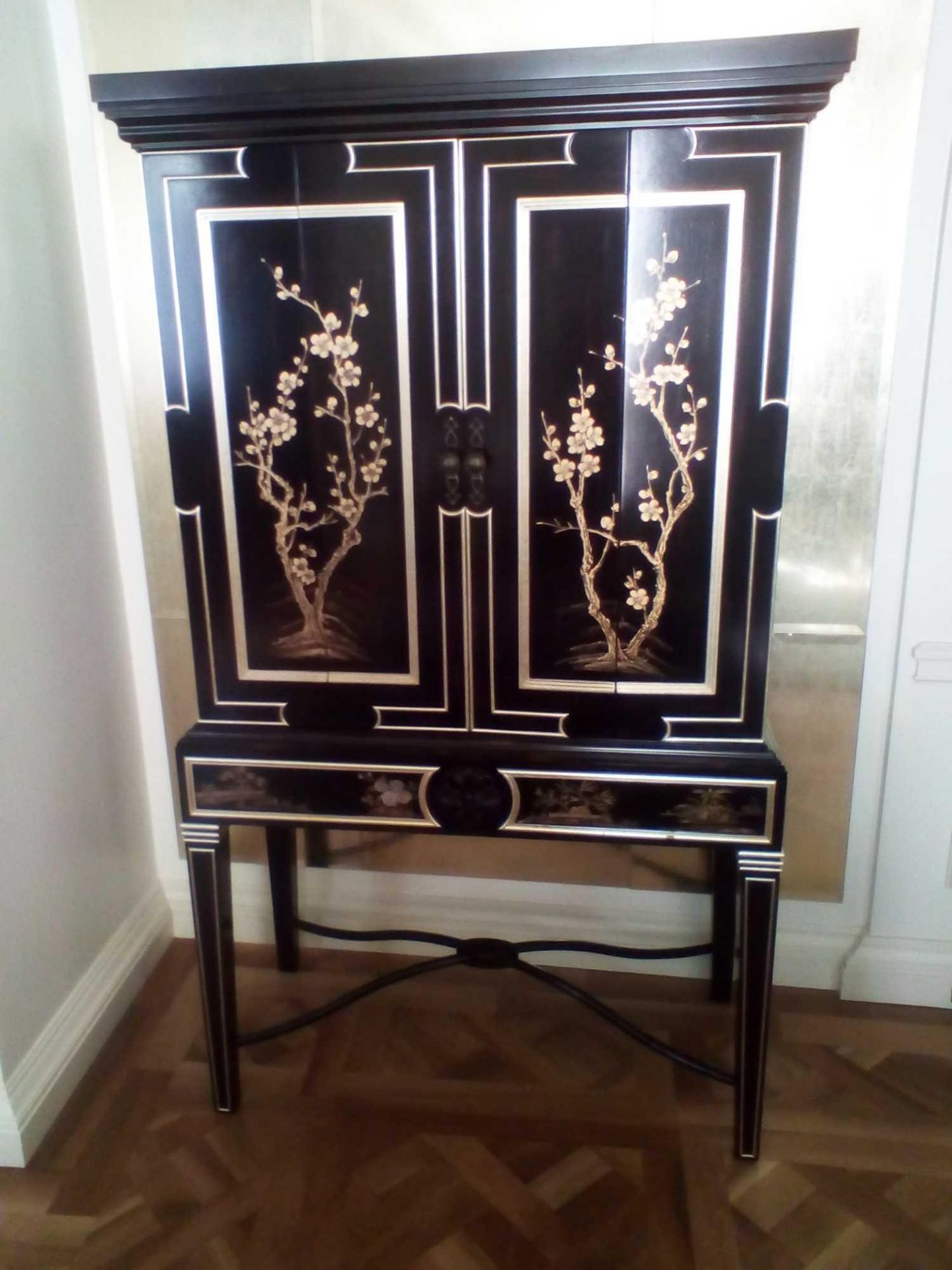 English Georgian Style Black Lacquered Chinoiserie Gilded Cocktail Cabinet Martini Bar Bifold Two - Bild 2 aus 2