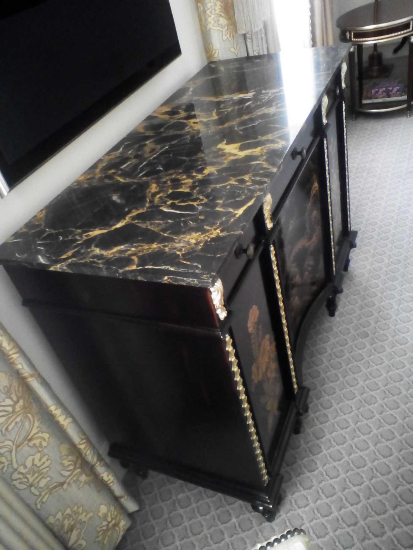 Black Lacquer Hand Decorated Chinoiserie Serpentine Commode By Restall Brown And Clennell The Six - Bild 3 aus 3