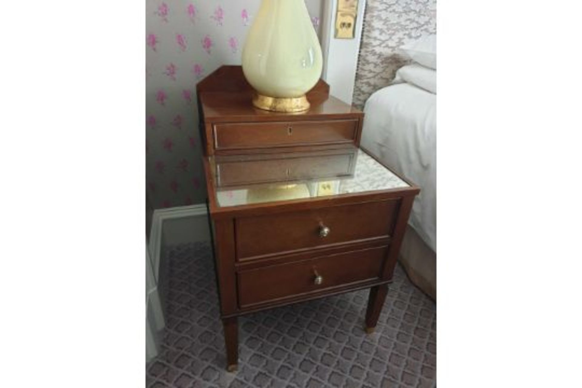 A Pair Of Two Tier Bedside Nightstands With Antiqued Plate Top With Storage Compartments Mounted - Bild 3 aus 3
