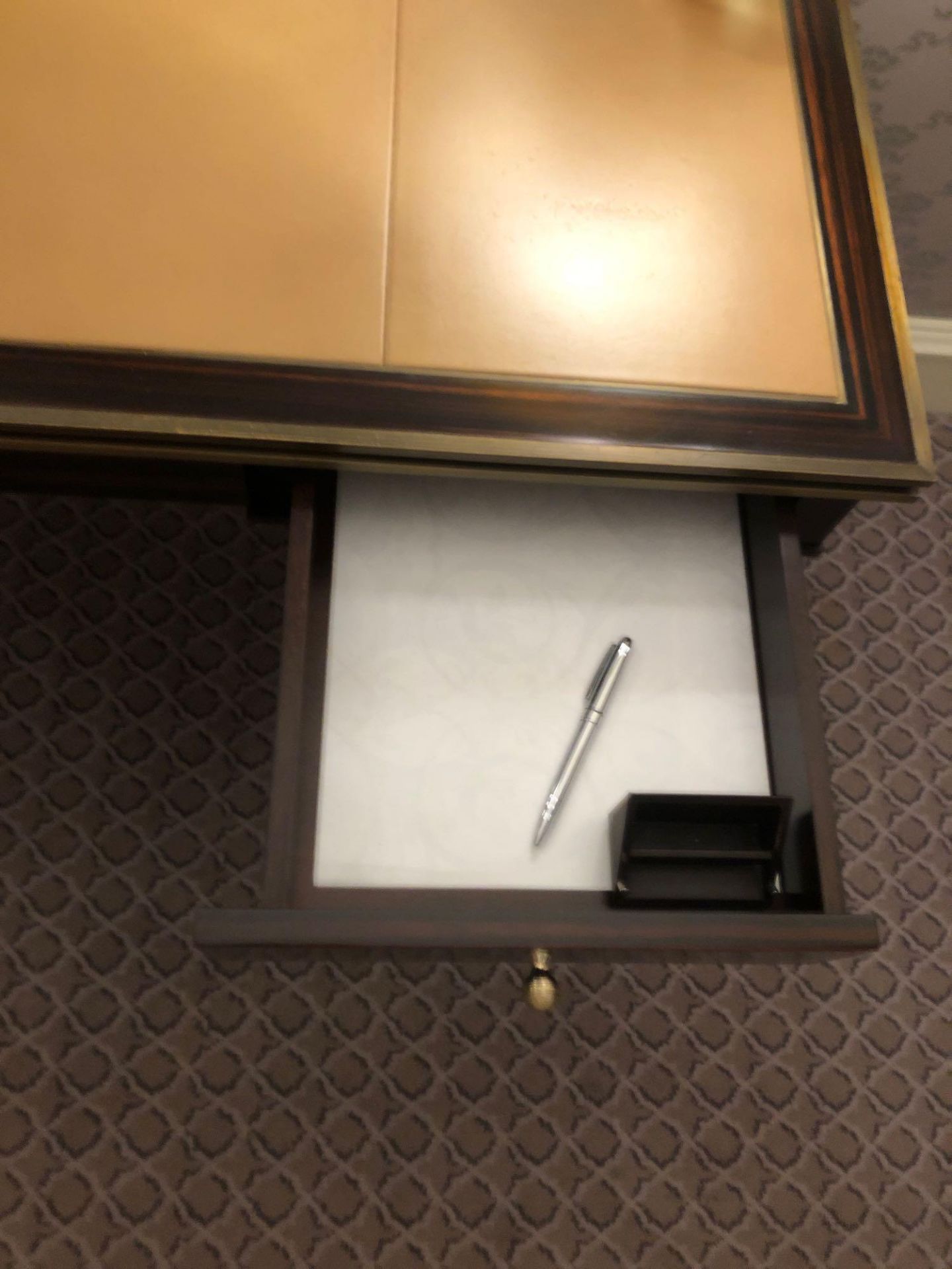 Writing Desk High Gloss Ebony Wood With Tooled Leather Inlay Faux Central Drawer Flanked By Single - Bild 2 aus 4