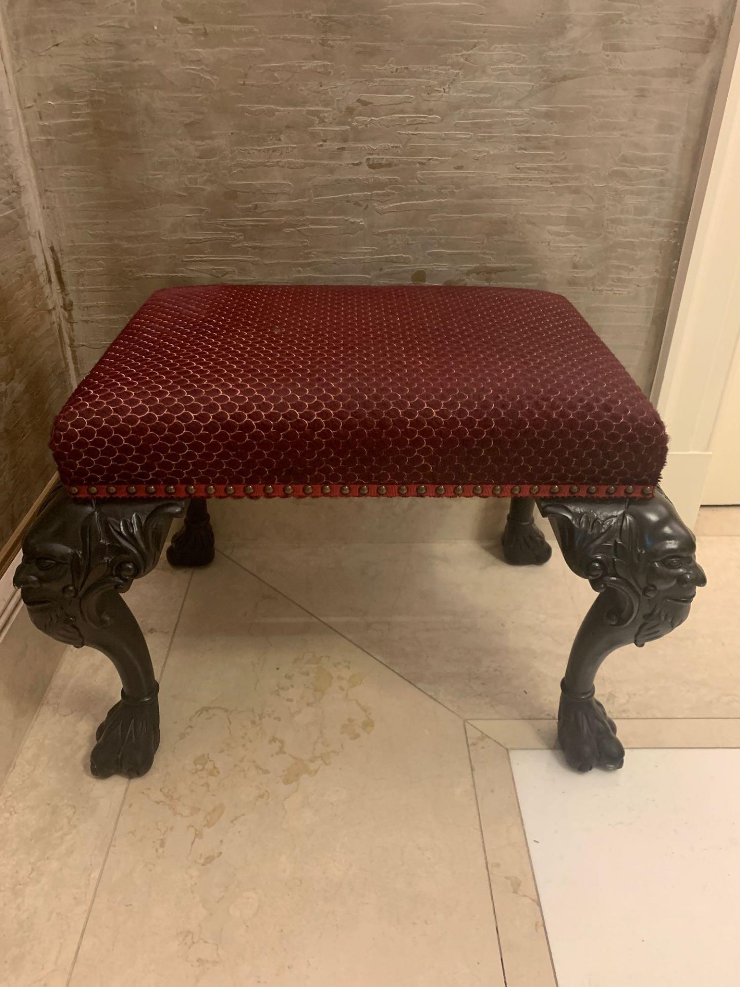 Hall Bench Upholstered Red Seat Pad With Nail Head Trim On Mask Knuckle Cabriole Legs Terminating In - Bild 3 aus 3