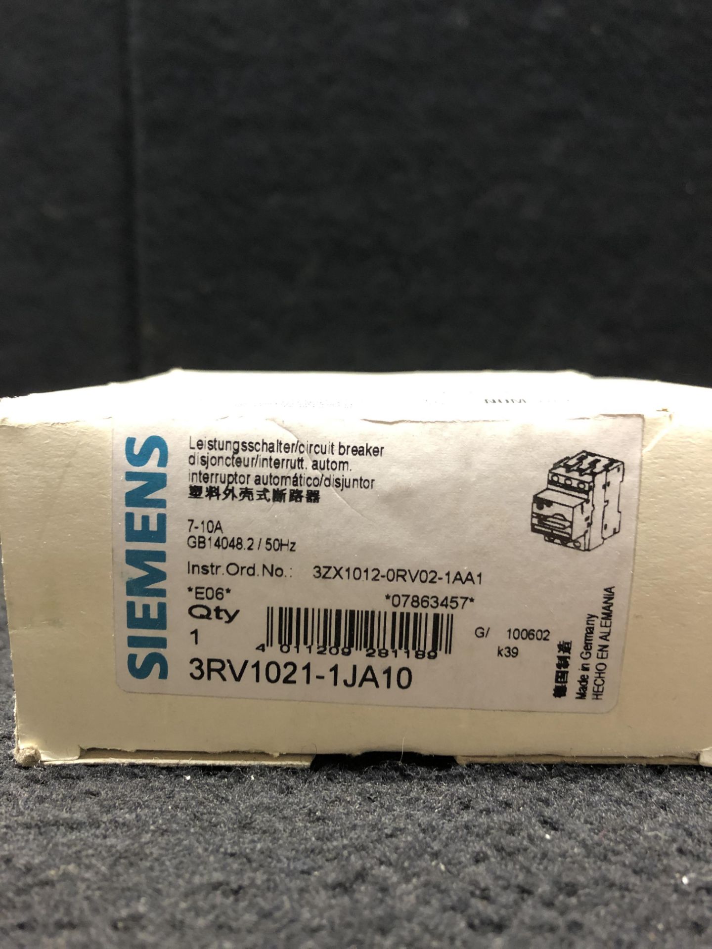 NEW IN BOX - LOT OF 3 - SIEMENS 3RV1021-1JA10 & 3RV1021-1FA10 CIRCUIT BREAKER - Image 4 of 7