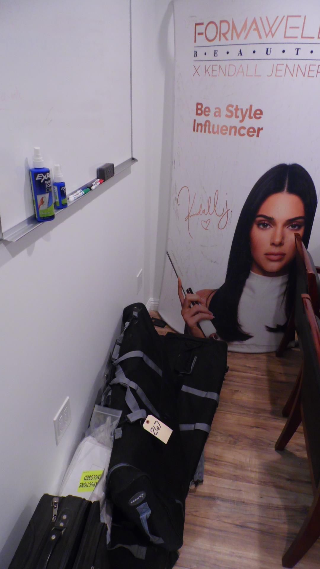 DISPLAYS / BANNER SIGNED BY KYLIE JENNER / WHITE BOARD