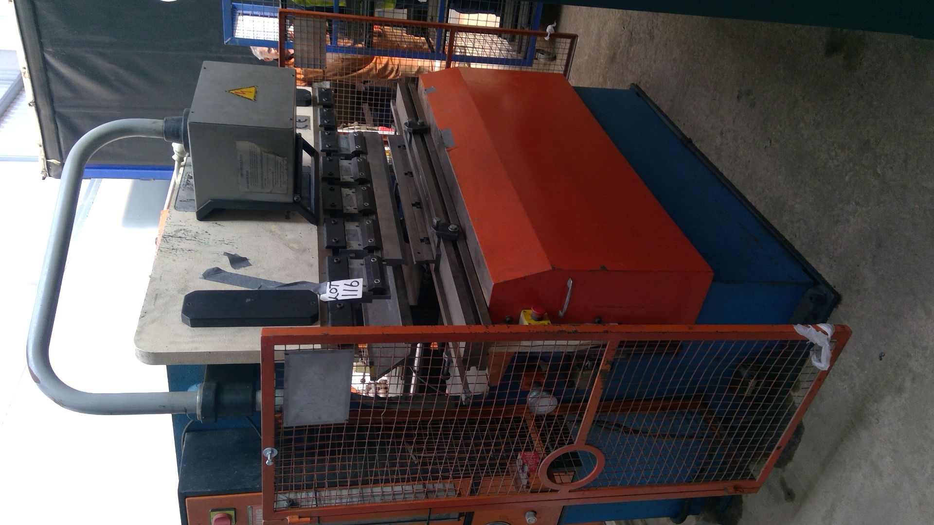 Hurco Megoform 1.5m x 40 ton Pressbrake S/No. 73121613367 including Assorted Tooling