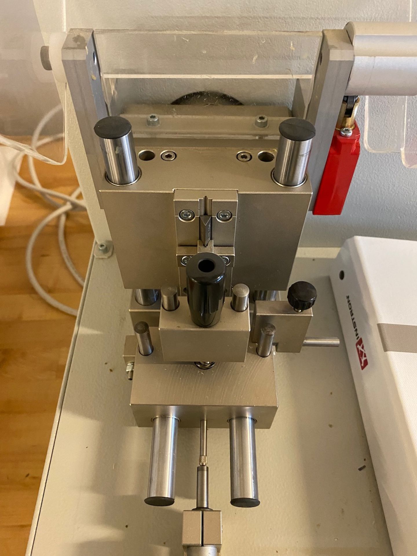 Instron Motorized Notchvis - Image 4 of 16