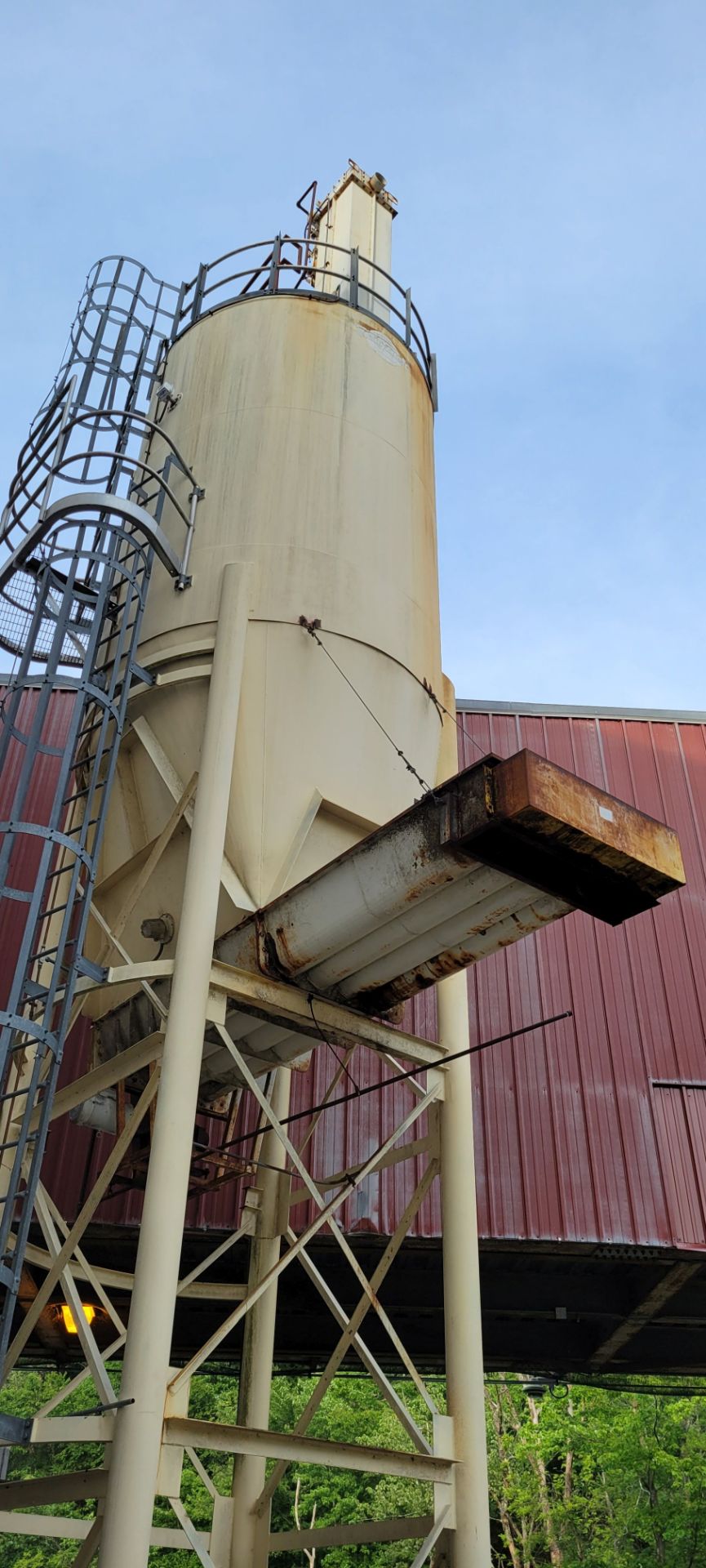 (1) Approx. 40' Pig Feed Trailer Load Out Silo w/ (4) Augur Material Feed Out and Associated Ladder - Image 4 of 10