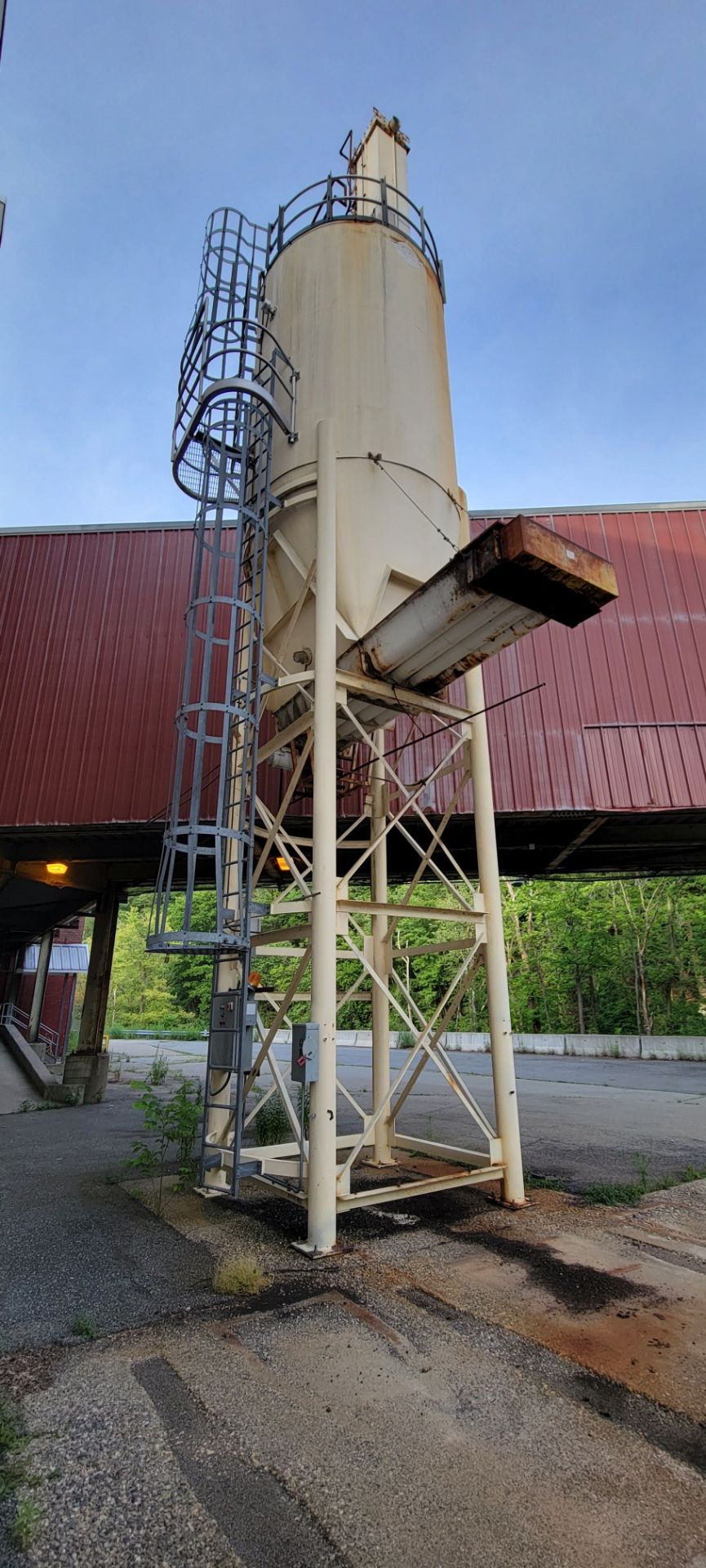 (1) Approx. 40' Pig Feed Trailer Load Out Silo w/ (4) Augur Material Feed Out and Associated Ladder - Image 3 of 10