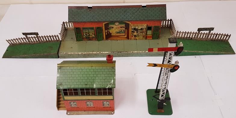 2No. Hornby Railway Station Houses and Signal