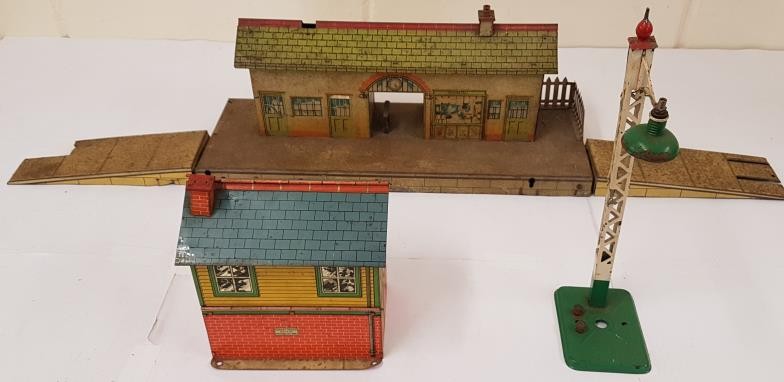 2No. Hornby Railway Station Houses and Signal (3)