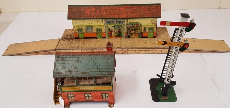 2No. Hornby Railway Station Houses and Signal