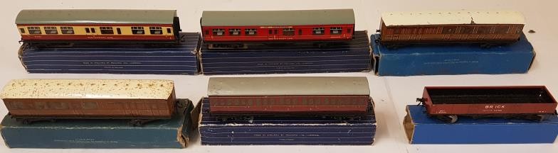 Collection of Six Hornby Dublo OO Gauge Coaches - D20 Composite Restaurant Car 32097; Corridor Coach