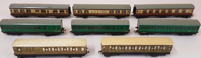 Hornby Southern 3 Car Set, 2/3 rail, LNER Track Set Gresley and 3 other carriages (8)