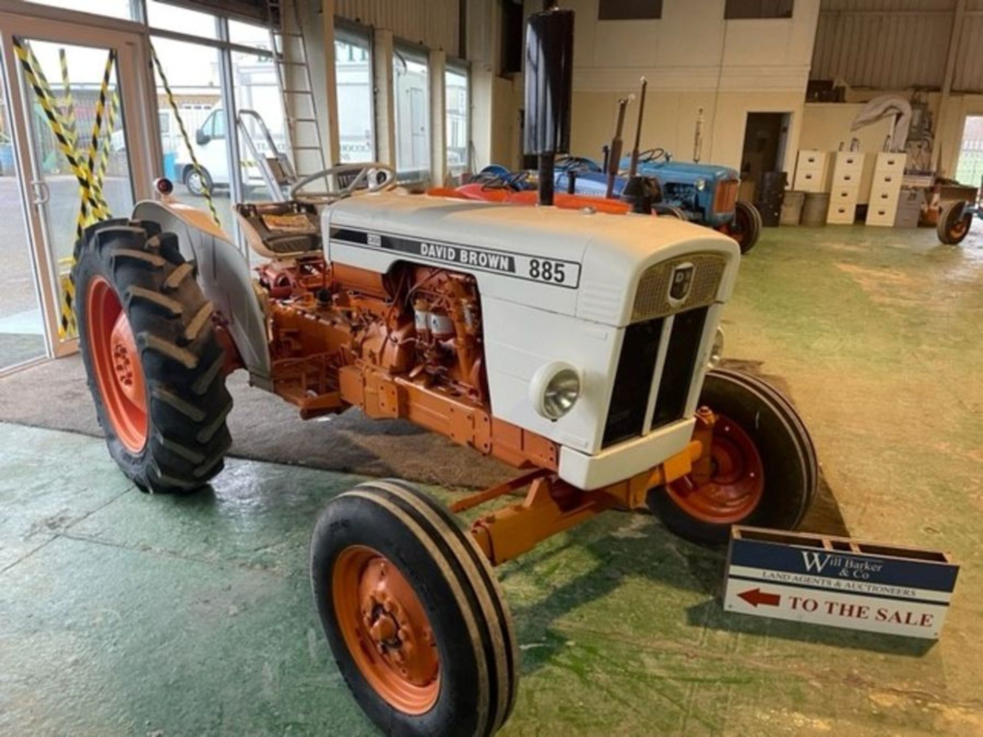 David Brown 885 (1978 or 1979 model) with draw bar, new clock. 12.4-28 rear tyres, 6.00-16 front - Image 4 of 5