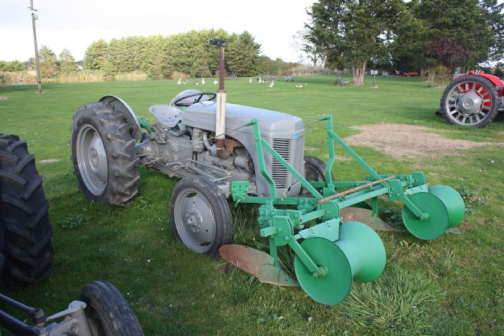 Ferguson TEF diesel with front ridger. 12.4-28 rear tyres, 4.00-19 front tyres, TEF473518 - Image 3 of 5