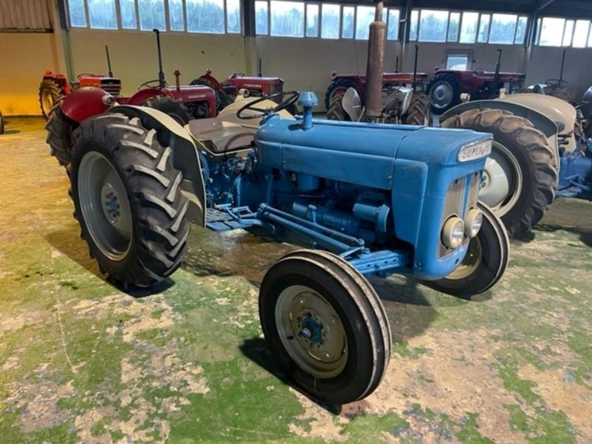 Fordson Super Dexta, Blue & Grey, new clock, no pick-up hitch. 12.4-28 rear tyres, 6.00-16 front - Image 3 of 5