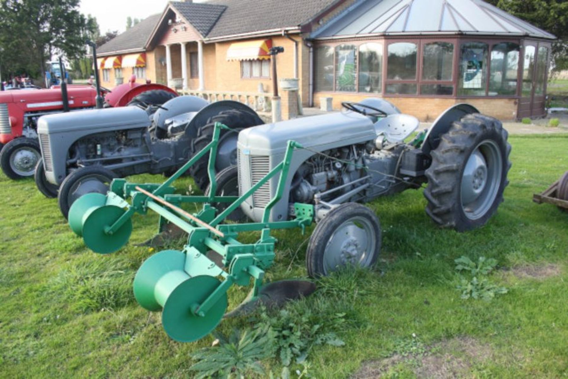 Ferguson TEF diesel with front ridger. 12.4-28 rear tyres, 4.00-19 front tyres, TEF473518 - Image 2 of 5