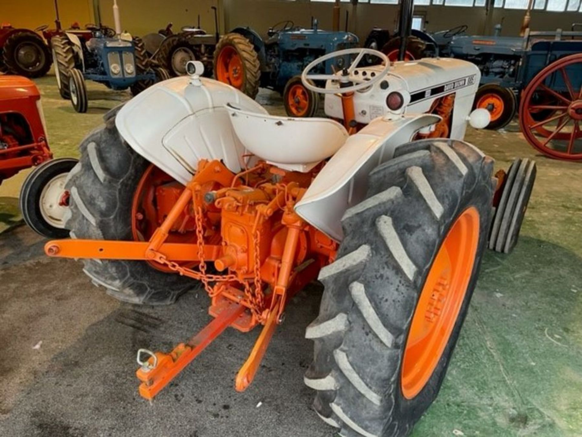 David Brown 885 (1978 or 1979 model) with draw bar, new clock. 12.4-28 rear tyres, 6.00-16 front - Image 5 of 5