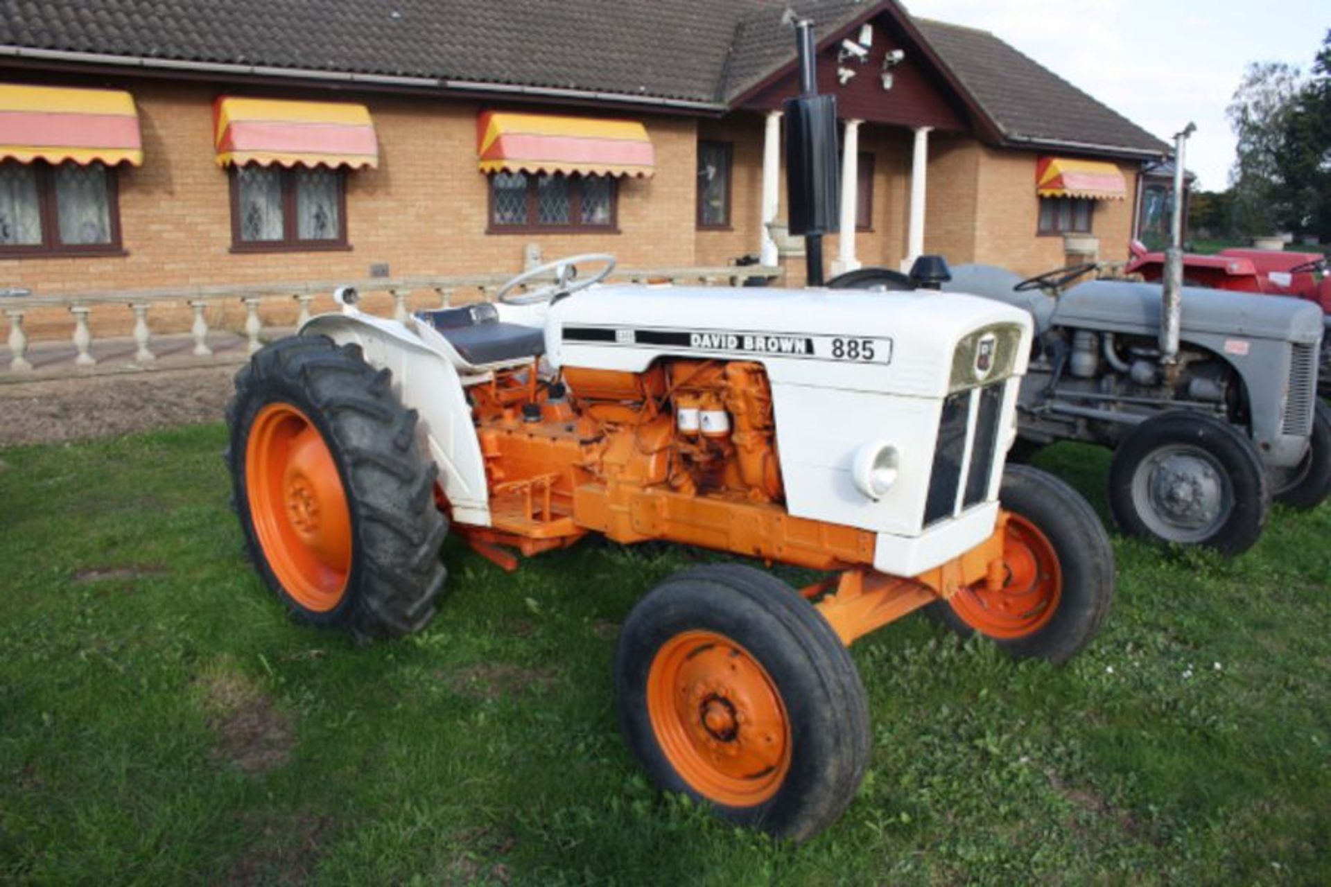 David Brown 885 (1978 or 1979 model) with draw bar, new clock. 12.4-28 rear tyres, 6.00-16 front - Image 2 of 5