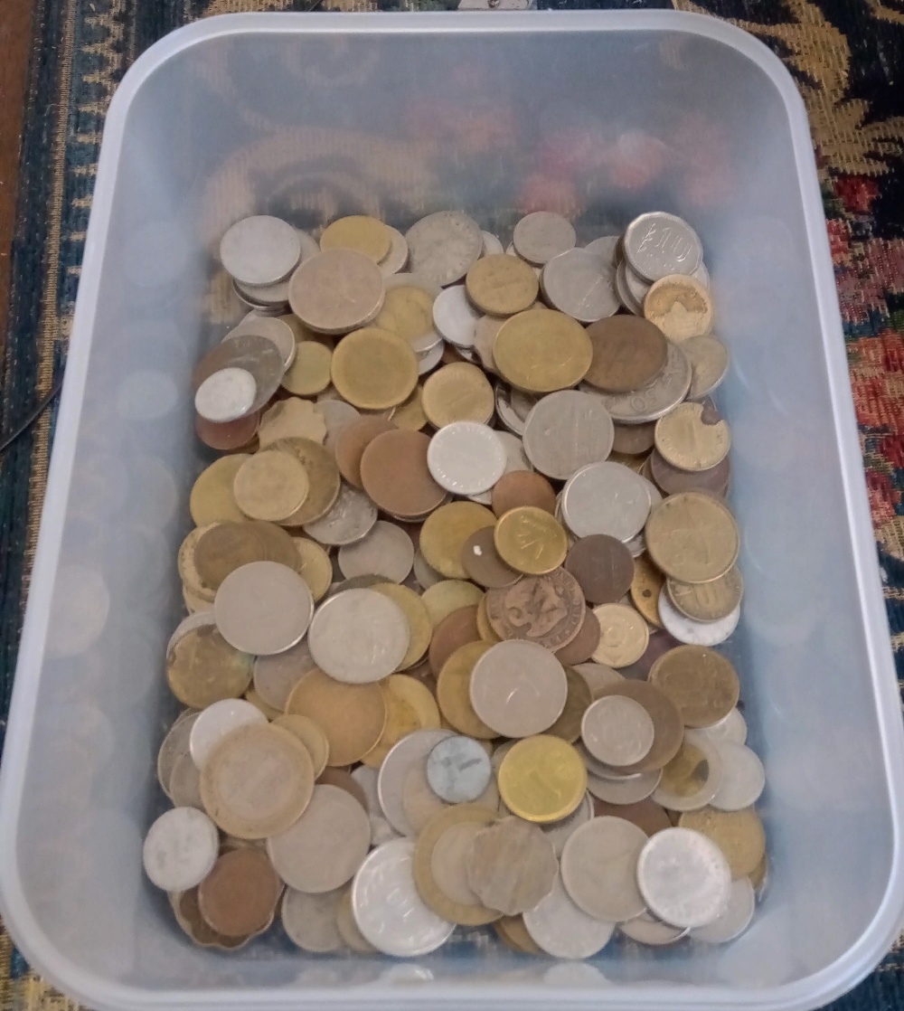 A TUB OF VARIOUS COINS