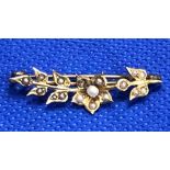 A 15ct (TESTED) BAR BROOCH SET WITH PEARLS (1 MISSING)