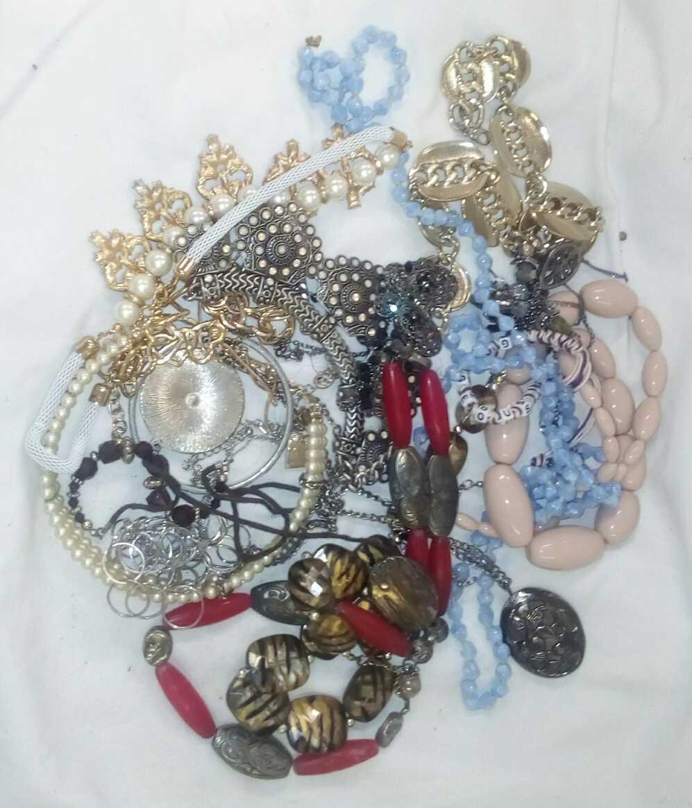 BAG OF COSTUME JEWELLERY