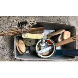 SMALL CARTON OF A VARIETY OF OBJECTS, SMALL JEWELLERY BOX WITH SOME CONTENTS, COMPACT ETC
