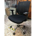 BLACK OFFICE SWIVEL CHAIR