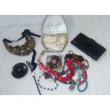 TRAY WITH QTY OF COSTUME JEWELLERY, WATCHES, COMPACTS, PURSE ETC