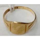 A 9ct GOLD SIGNET RING